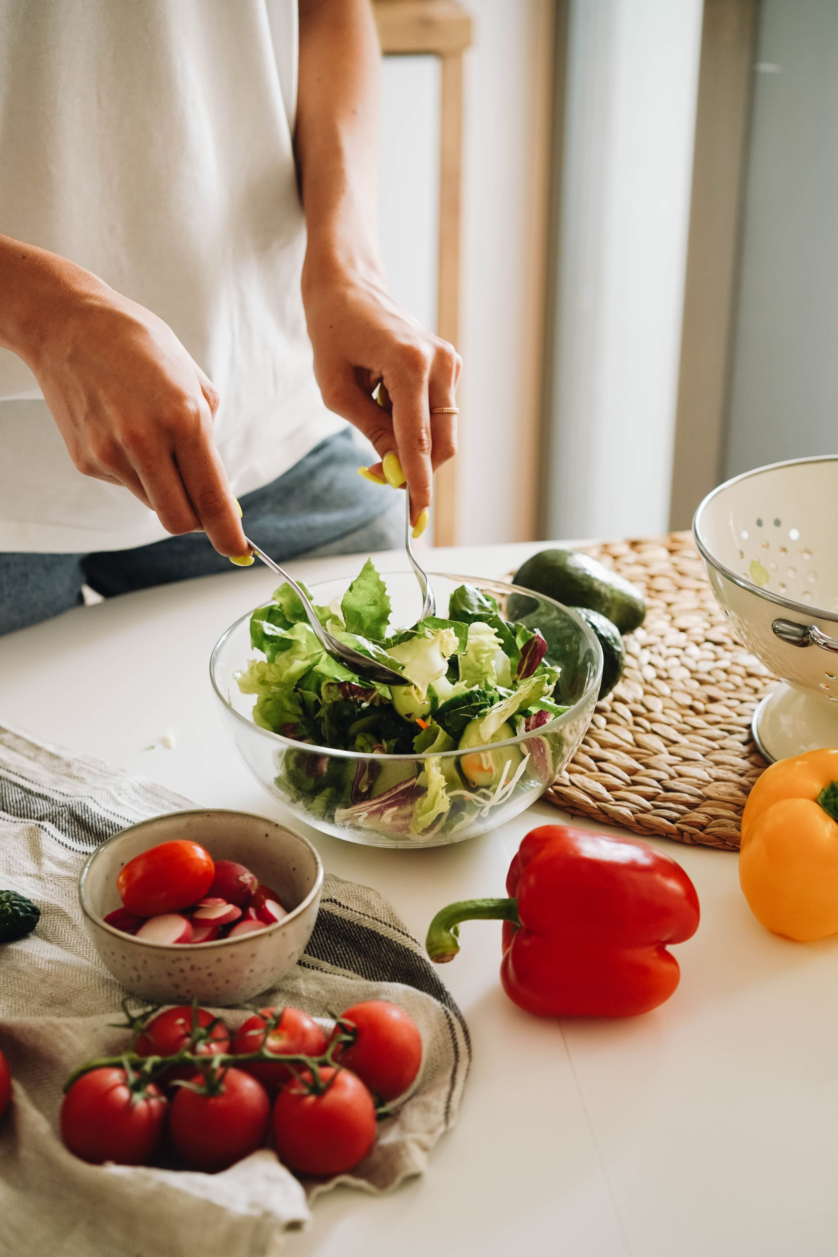 Preparando una ensalada fresca con verduras